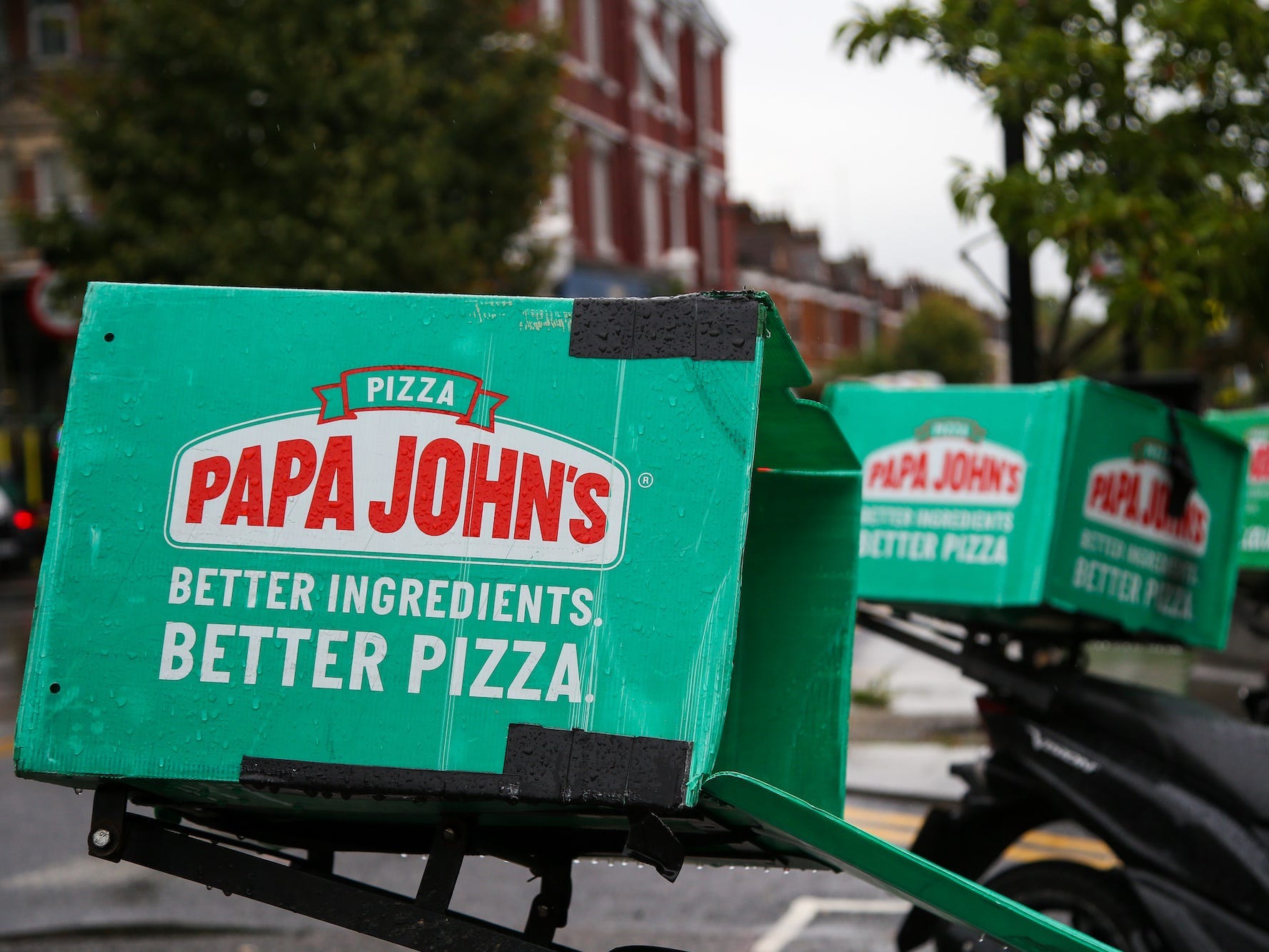 Papa Johns Pizzalieferfahrräder parkten vor seiner Filiale in London.