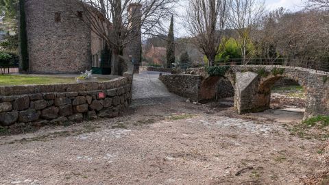 Das Bett des Flusses Issole liegt am 23. Februar in Flassans-sur-Issole im Südosten Frankreichs völlig trocken.