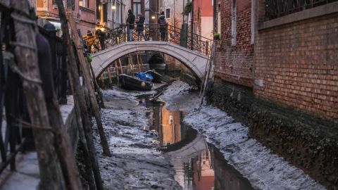 Ein fast völlig trockener Kanal in Venedig Anfang Februar.