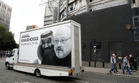 Ein Van fährt vor dem St. James' Park mit einem Bild des ermordeten saudischen Journalisten Jamal Khashoggi aus Protest gegen die saudische Übernahme von Newcastle United.