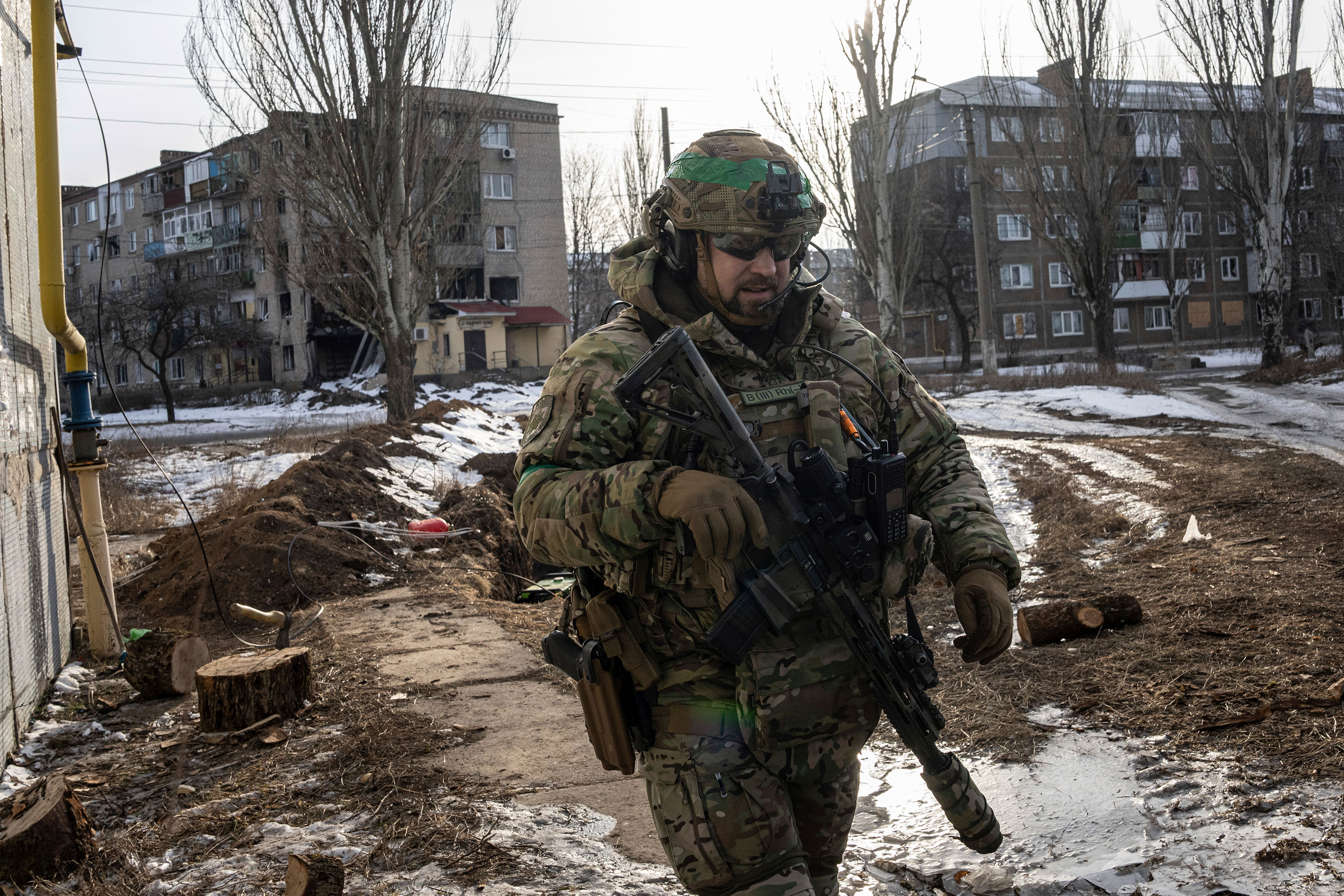 Ein ukrainischer Soldat patrouilliert am 24. Februar auf einer Straße in Bakhmut. 