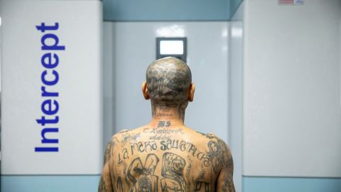 Die Gefangenen wurden bis auf weiße Shorts ausgezogen und ihre Köpfe kahl geschoren.  Viele hatten Gang-Tattoos.