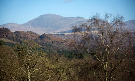 Der Blick auf den südlichen Lake District bis Scafell Pike von Muncaster Castle.