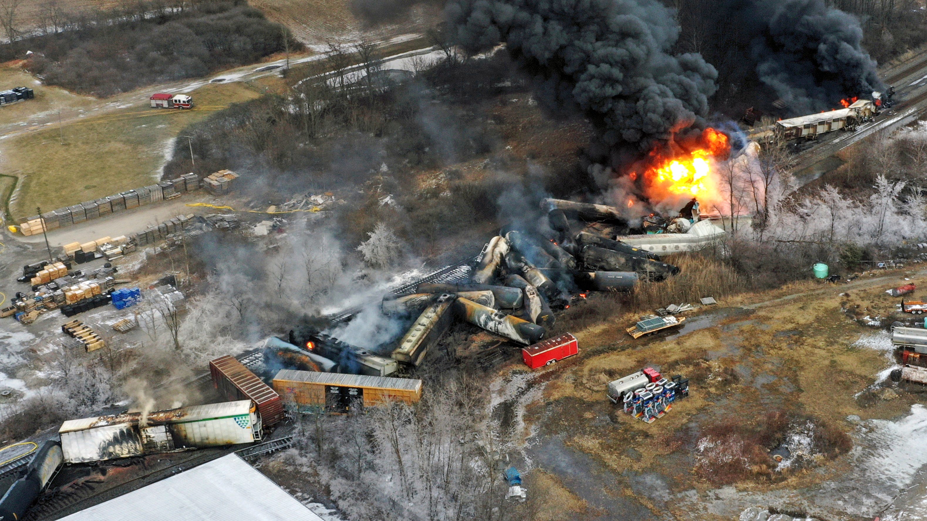 Luftbild eines entgleisten brennenden Zuges in Ost-Palästina, Ohio
