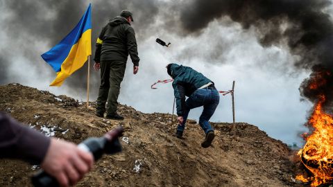 Ein Zivilist trainiert, um Molotow-Cocktails zu werfen, um die Stadt zu verteidigen, während Russlands Invasion in der Ukraine am 1. März 2022 in Schytomyr, Ukraine, anhält.
