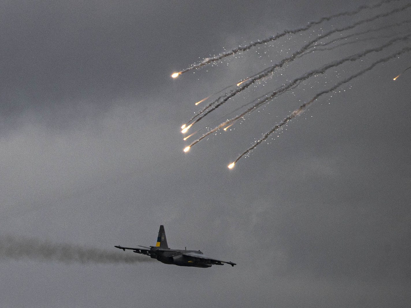 Jet der ukrainischen Luftwaffe schießt Fackeln über Bakhmut ab