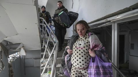 Marianna Vishegirskaya geht die Treppe hinunter in ein Entbindungsheim, das durch Beschuss in Mariupol, Ukraine, am Mittwoch, den 9. März 2022, beschädigt wurde. Vishegirskaya überlebte den Beschuss und brachte später ein kleines Mädchen in einem anderen Krankenhaus zur Welt.  (AP Photo/Evgenij Maloletka)
