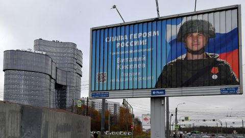 Ein Plakat, das einen russischen Soldaten mit dem Slogan zeigt 