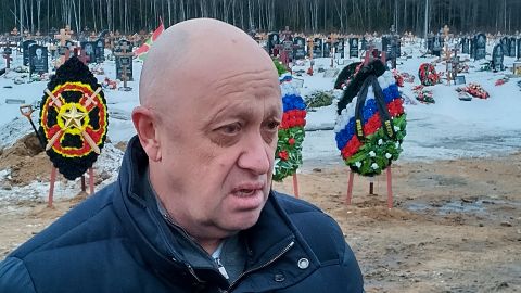 Prigozhin, der Wagners Bemühungen, im Krieg in der Ukraine Territorium zu gewinnen, offen anerkannt hat, nimmt am 24. Dezember 2022 an der Beerdigung eines Söldners auf einem Friedhof außerhalb von St. Petersburg, Russland, teil.