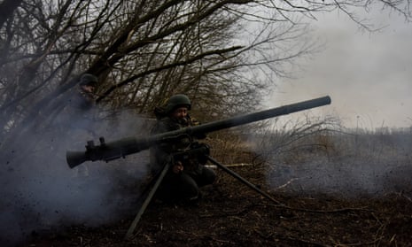 Ukrainische Soldaten feuern in der Region Donezk einen SPG-Panzerabwehrraketenwerfer ab
