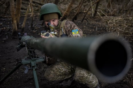 Ein SPG-Panzerabwehrraketenwerfer wird in der Region Donezk vorbereitet