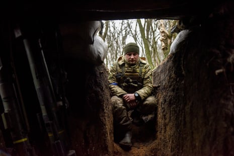 Ein ukrainischer Soldat sitzt im Graben an der Frontlinie in Donezk