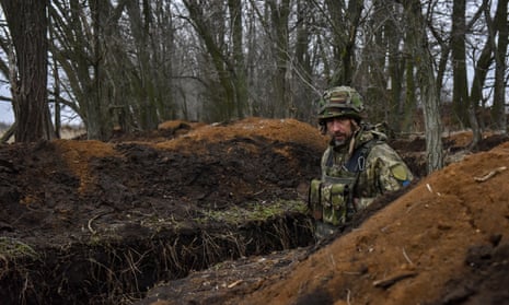 Ein ukrainischer Soldat geht an vorderster Front an einem unbekannten Ort in der Ostukraine in einen Graben