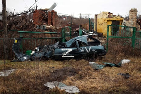 Zerstörte Gebäude und ein Auto infolge von Beschuss im Dorf Kamenka, Region Charkiw