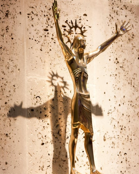 Bronzestatue des auferstandenen Christus von Arthur Dooley in der Metropolitan Cathedral.