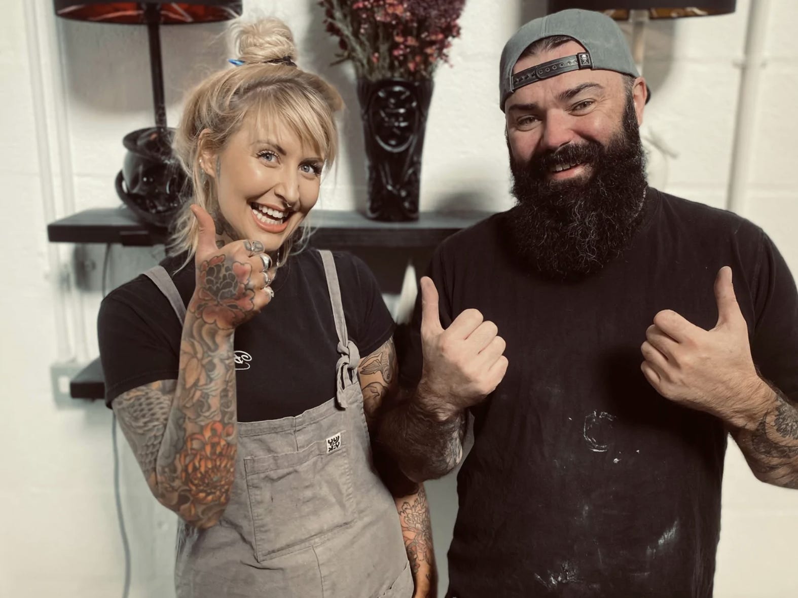 Rebecca Arnett und ihr Ehemann Lee gründeten 2018 ihre eigene Gothic-Dekorationsmarke The Blackened Teeth.