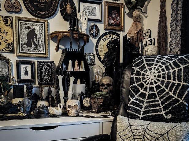 Naomi sammelt dunkle viktorianisch und gotisch inspirierte Dekorationsgegenstände wie Totenköpfe, Ouija-Bretter und Wandkunst.