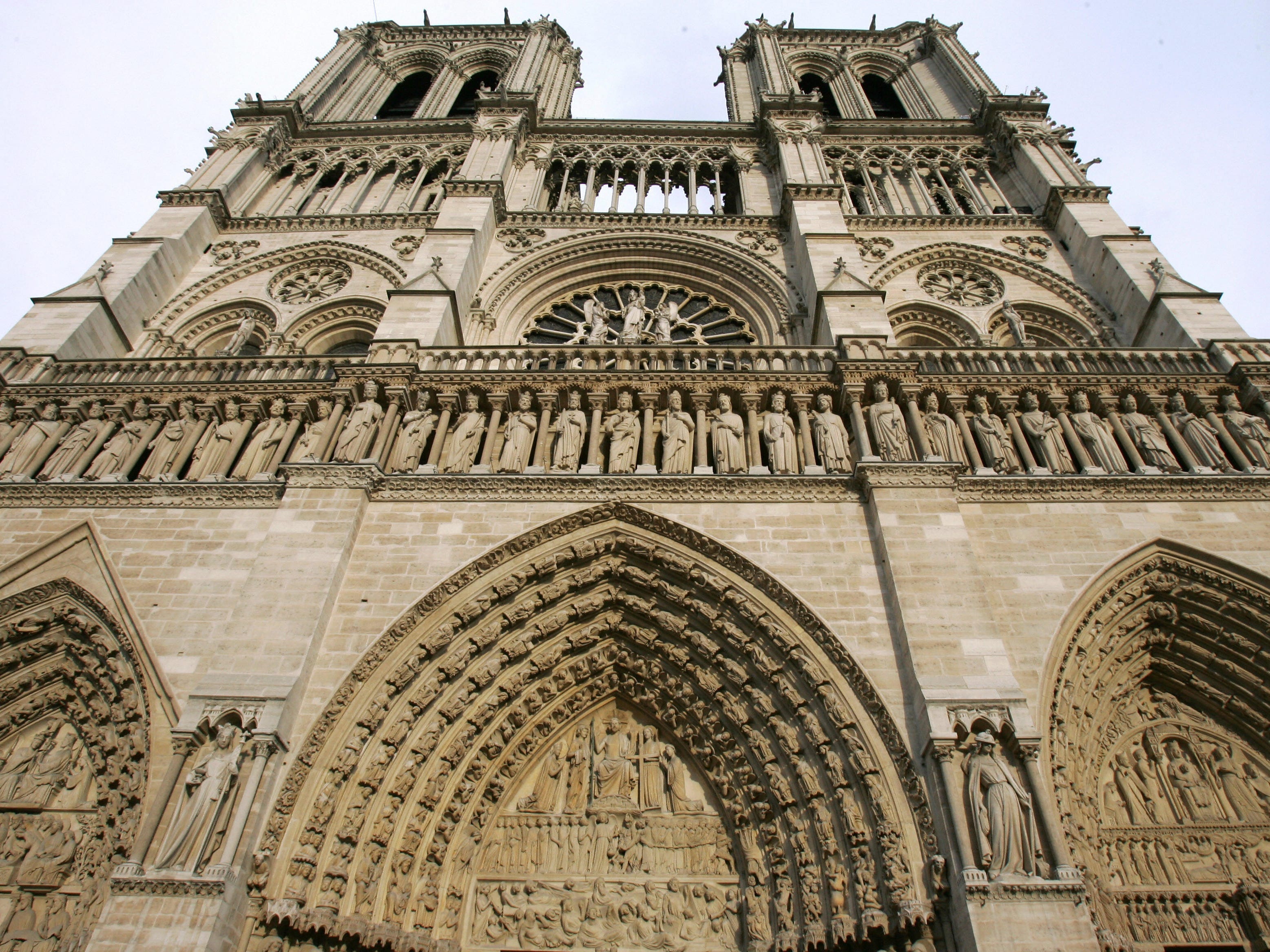 Blick auf die Fassade der Cathédrale Notre-Dame de Paris