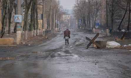 Ein Mann geht in Bakhmut eine leere Straße entlang.