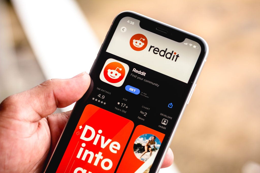 In dieser Abbildung wird das Reddit-Logo im App Store auf einem Smartphone-Bildschirm angezeigt.