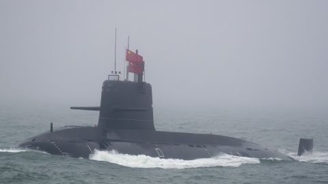 Ein U-Boot Great Wall 236 der PLA Navy nimmt am 23. April 2019 an einer Marineparade teil.