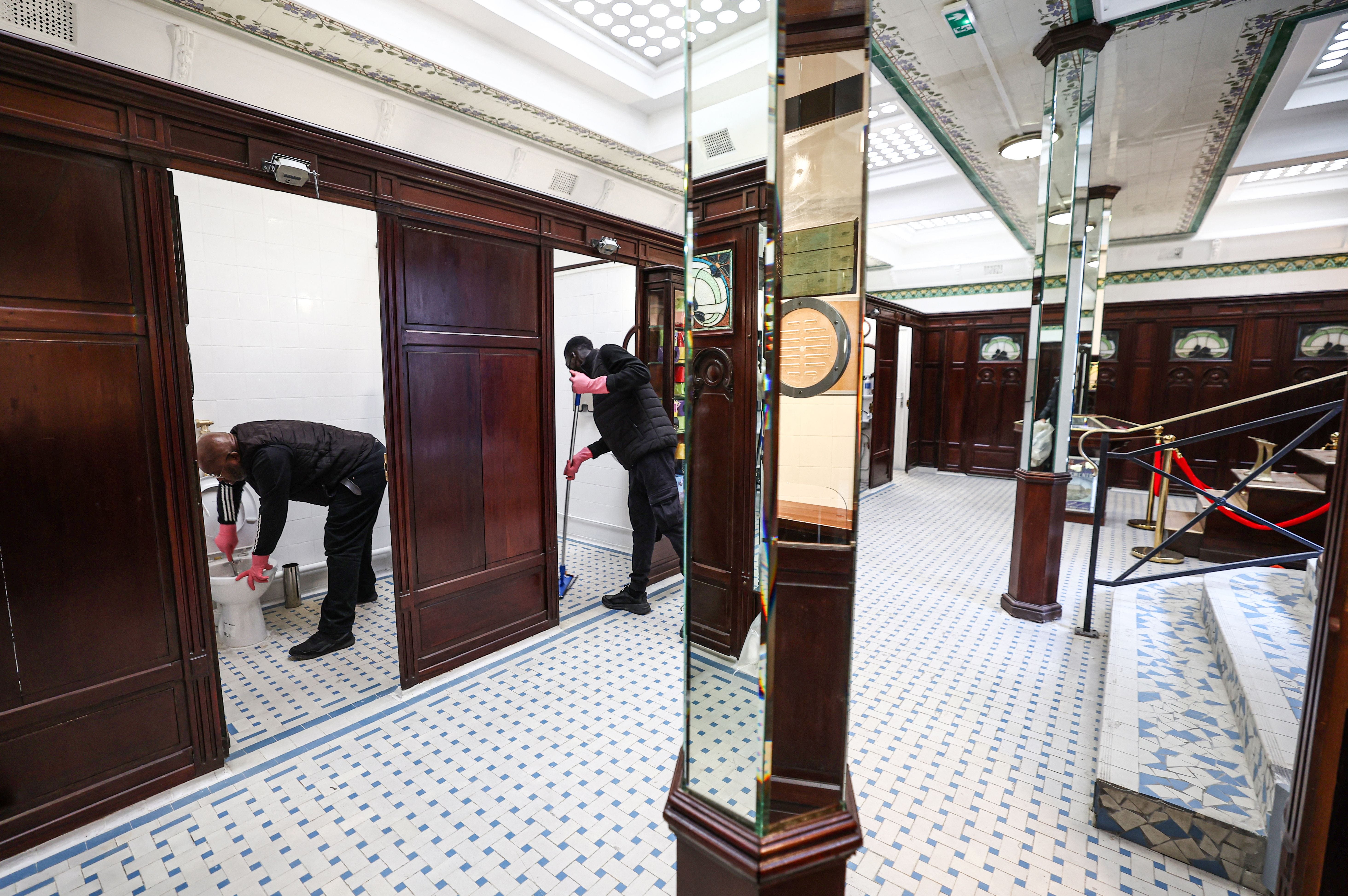 Mitarbeiter reinigen die öffentlichen Toiletten der Lavatory de La Madeleine
