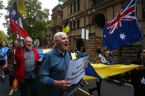 Ukrainer in Sydney und ihre Unterstützer marschieren während der Kundgebung „365 Days Strong“ und der Kerzenlicht-Mahnwache am 23. Februar 2023 in Sydney, Australien, zum St. Mary's Cathedral Square.