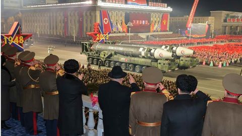 Nordkoreanische Interkontinentalraketen bewegen sich während der Militärparade am Mittwochabend in Pjöngjang auf einem Prüfstand an Führer Kim Jong Un vorbei.