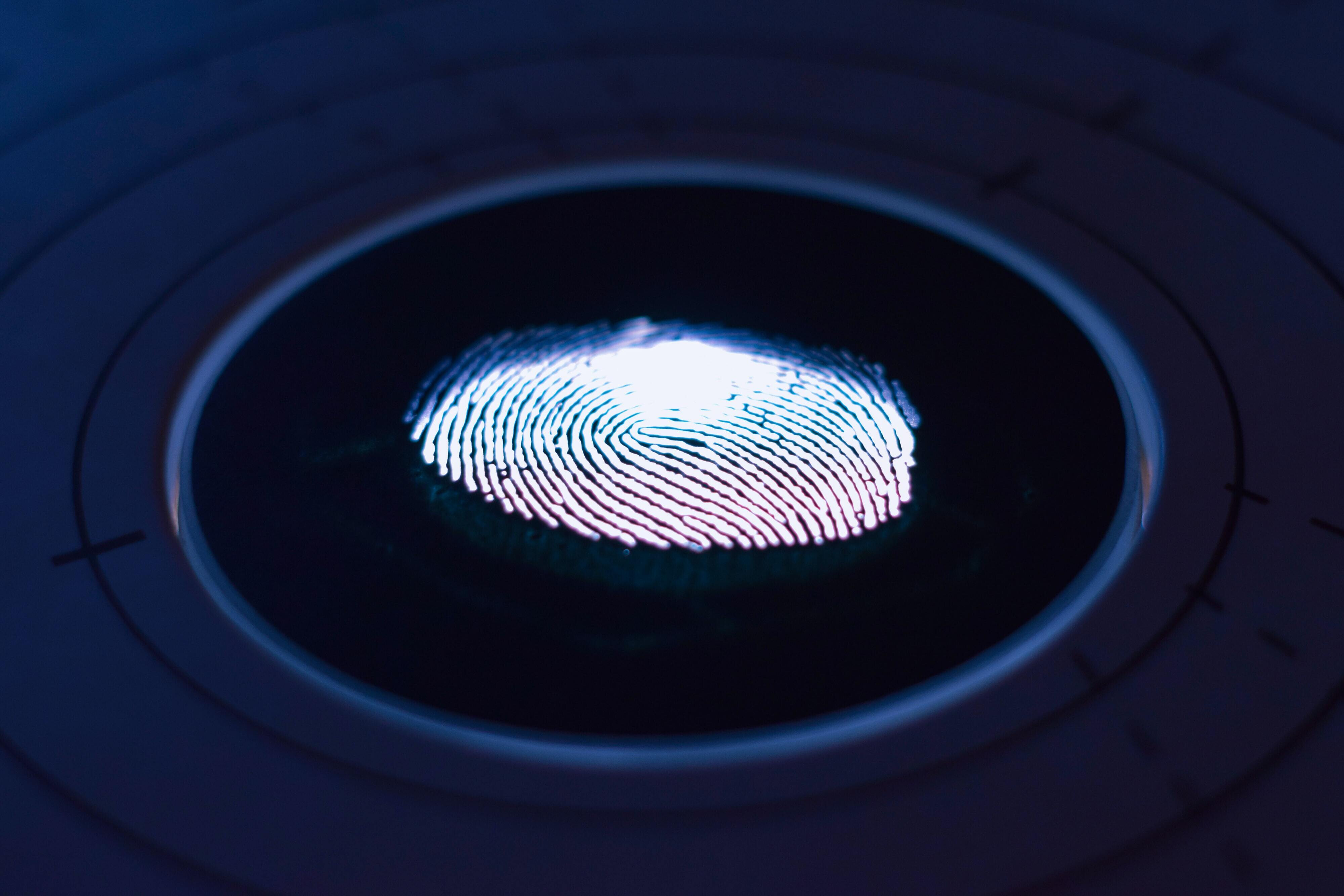 Das GM-Patent reinigt Fingerabdrücke, Fett und Öl selbsttätig von einem Touchscreen – Patent enthüllt System, mit dem Touchscreens Fingerabdrücke und mehr selbstreinigen können