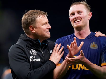 Howe gratuliert seinem Mittelfeldspieler nach Newcastles 2:1-Sieg bei Tottenham in dieser Saison.
