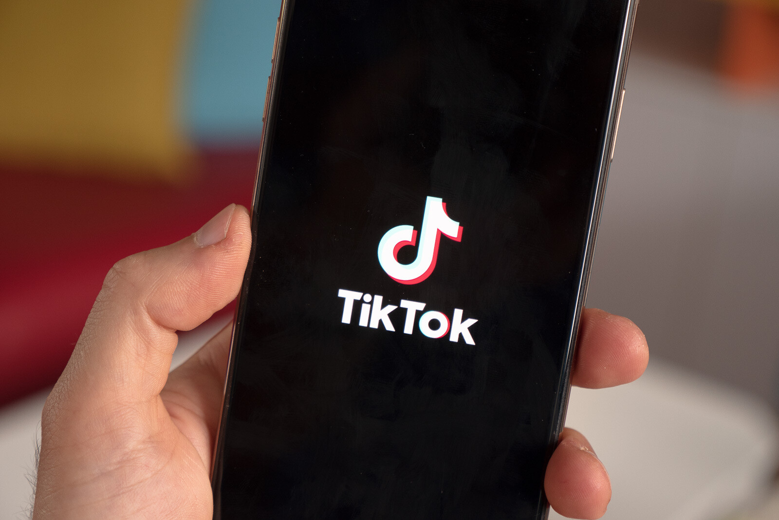 TikTok hat allein bei GooglePlay über eine Milliarde Downloads.  - TikTok enthält eine Forschungs-API, um staatlichen und gemeinnützigen Forschern Transparenz zu bieten