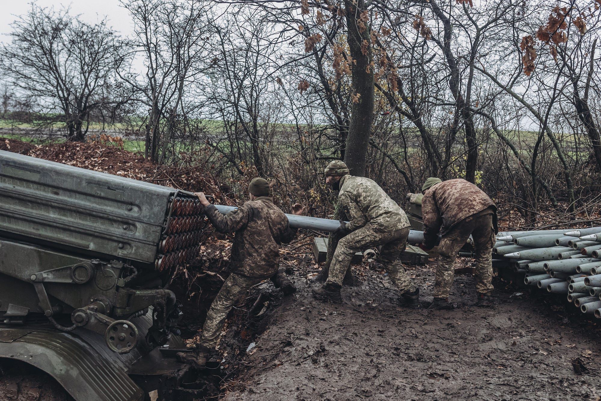 Ukrainische Soldaten laden ein Grad-Mehrfachraketensystem nach