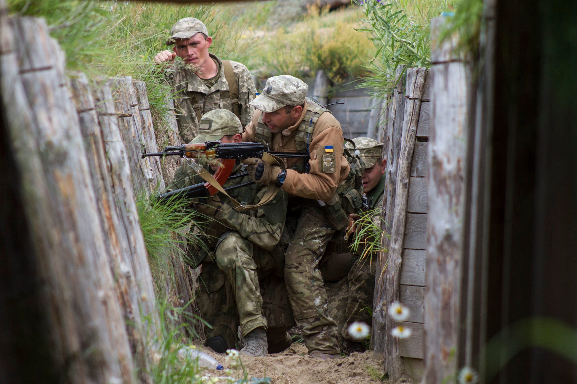 Ukrainische Truppen trainieren, um einen Graben zu räumen