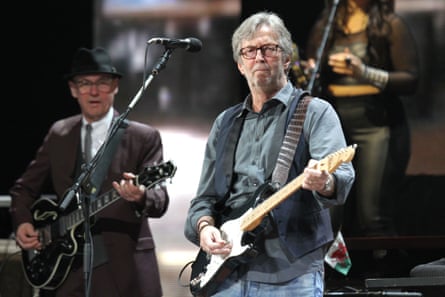 Low (links) spielt mit Eric Clapton beim Crossroads Festival im Madison Square Garden, New York, im April 2013.