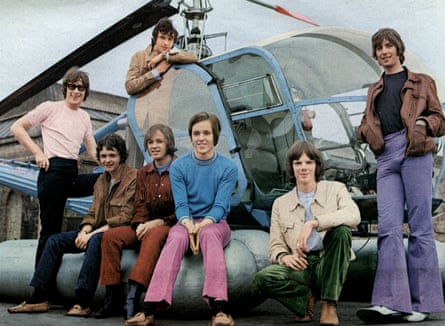 Amen Corner, abgebildet in den 1960er Jahren in Australien: (von links) Alan Jones, Dennis Bryon, Clive Taylor (oben), Neil Jones (unten), Low, Blue Weaver und Mike Smith.