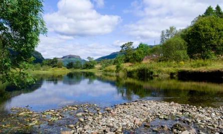 Der Fluss Leny mit dem Hügel Meall Mór dahinter.