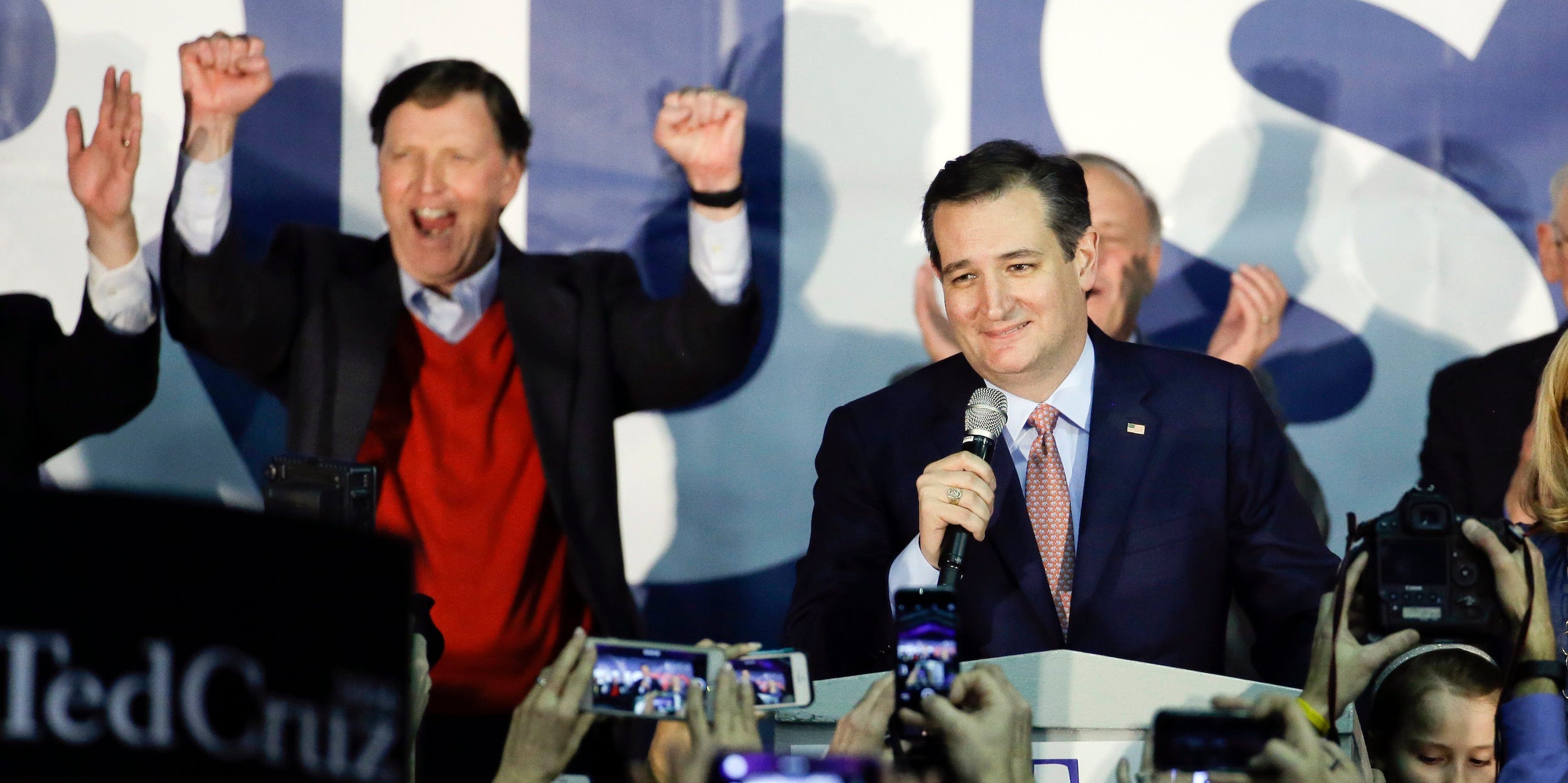 Ted Cruz spricht mit Unterstützern, nachdem er 2016 die republikanischen Versammlungen in Iowa gewonnen hat