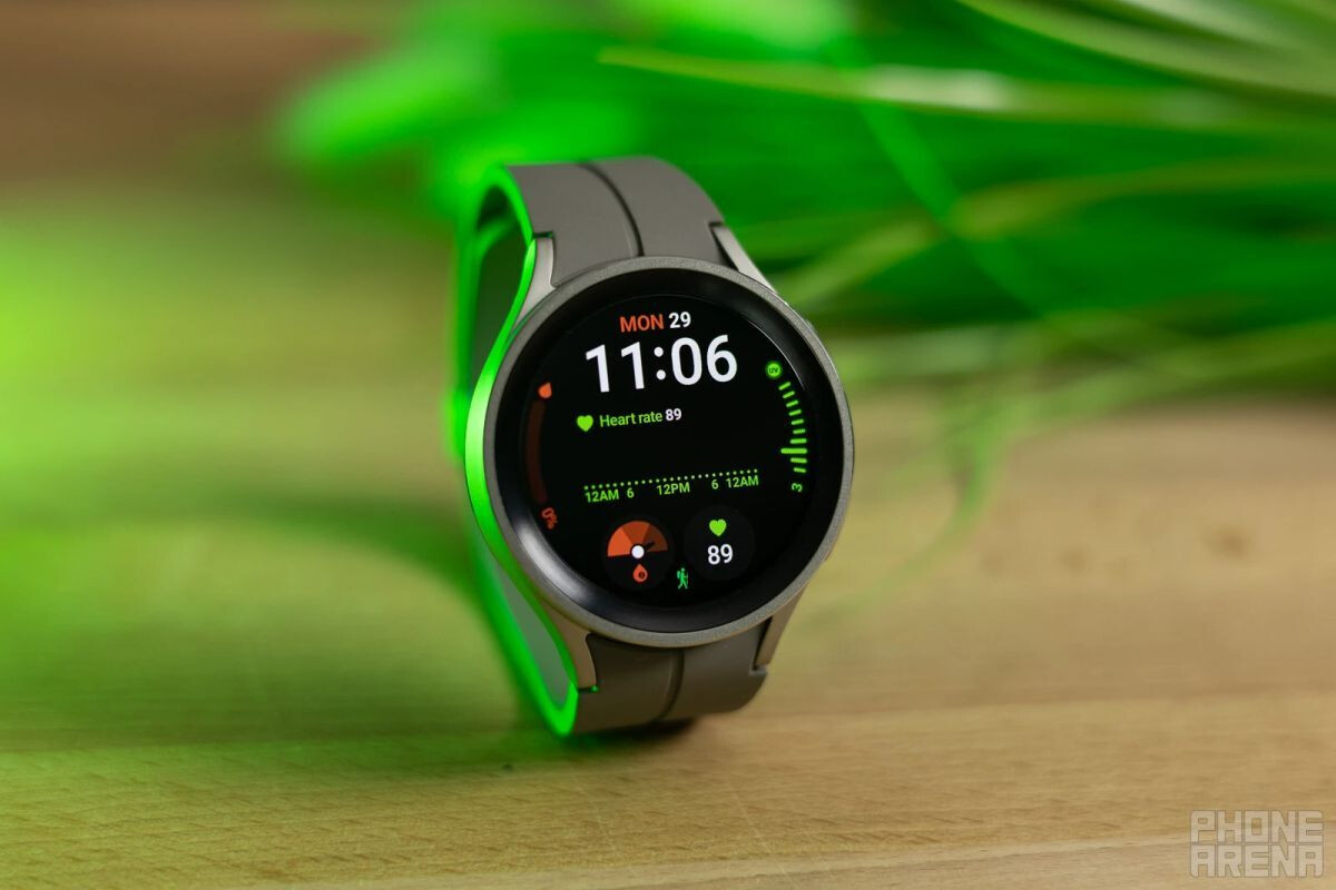 Die direkte Fortsetzung der Premium-Galaxy Watch 5 Pro (hier abgebildet) bleibt völlig geheim.  - Samsung plant ein kleines, aber potenziell sinnvolles Akku-Upgrade für die Galaxy Watch 6