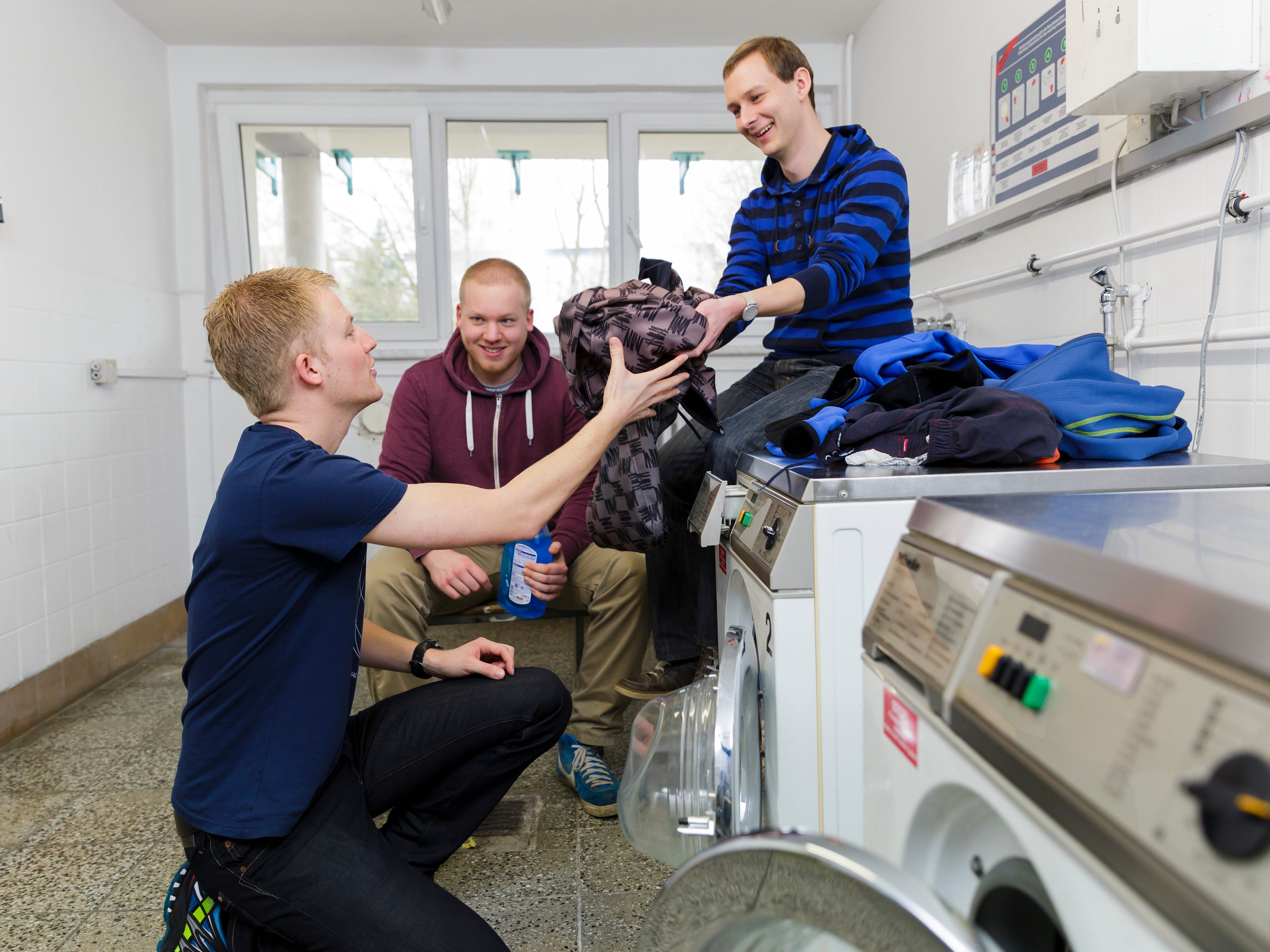 Studenten, die Wäsche waschen.
