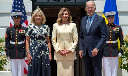 Die First Lady der Ukraine, Olena Zelenska, Mitte, trägt einen zitronenfarbenen Litkovska-Rockanzug, als sie Joe und Jill Biden im vergangenen Juli in Washington besuchte.