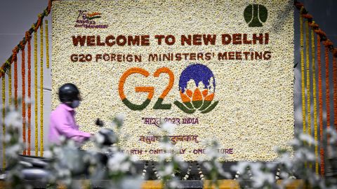 Eine mit Blumen geschmückte Tafel begrüßt die Außenminister am 28. Februar 2023 in Neu-Delhi, Indien. 