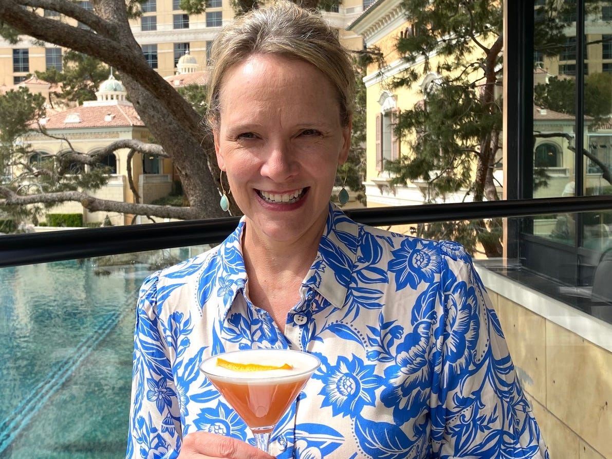Wendy Lee hält einen Cocktail