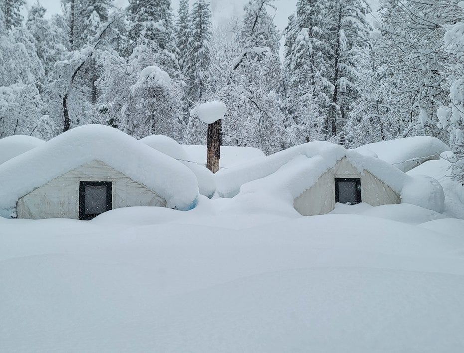 Auf diesem vom National Park Service bereitgestellten Foto sind die Zelte im Curry Village im Yosemite-Nationalpark, Kalifornien, Dienstag, 28. Februar 2023, mit Schnee bedeckt. Der Park, der seit Samstag wegen schweren, blendenden Schnees geschlossen war, verschob seine Planung Donnerstag, 2. März 2023, Wiedereröffnung auf unbestimmte Zeit.