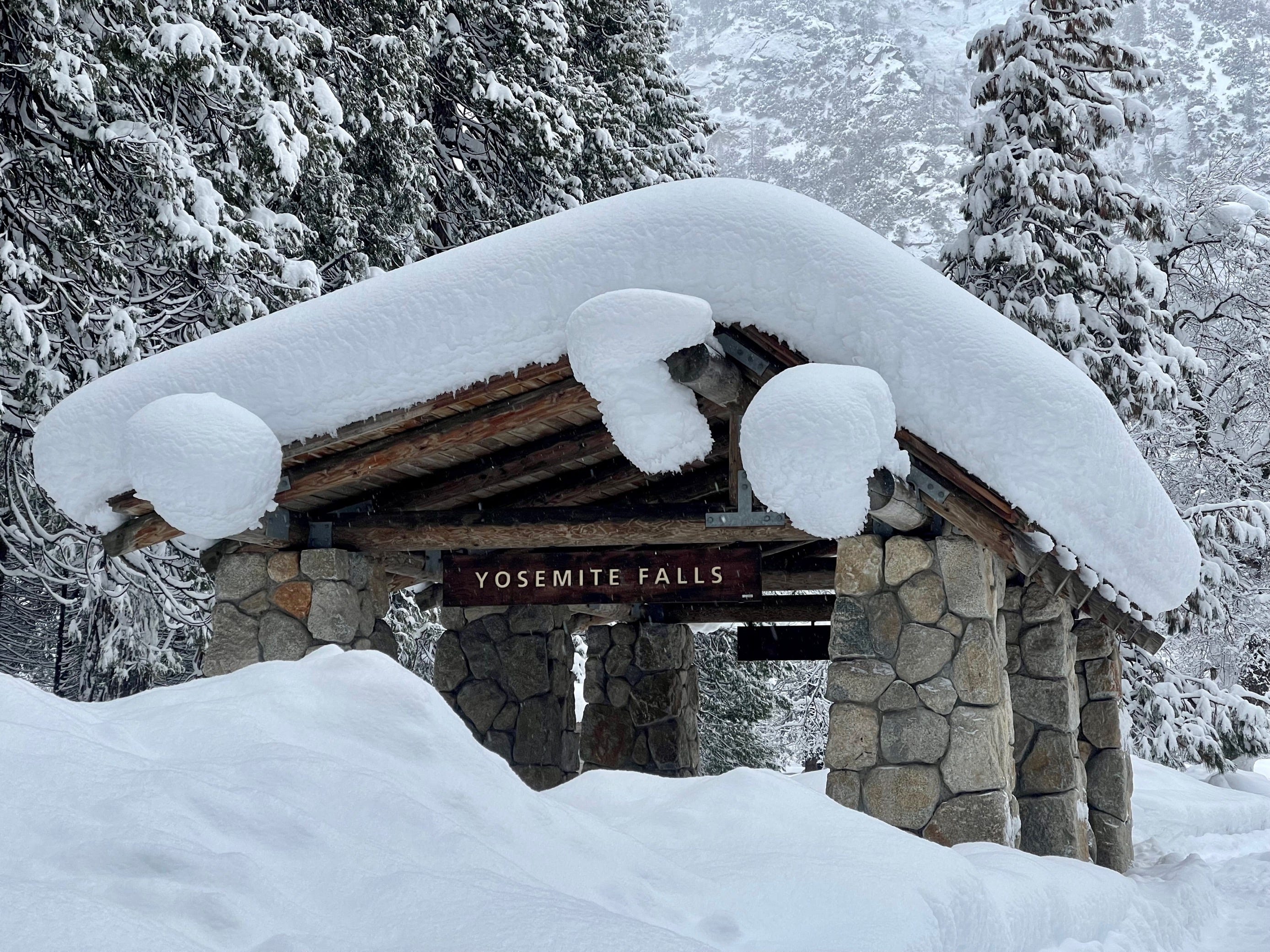 Auf diesem vom National Park Service bereitgestellten Foto ist eine Struktur an den Yosemite Falls im Yosemite-Nationalpark, Kalifornien, am Dienstag, den 28. Februar 2023, mit Schnee bedeckt. Yosemite-Nationalpark, seit Samstag wegen schweren, blendenden Schnees geschlossen, verschoben sein geplanter Donnerstag, 2. März 2023, Wiedereröffnung auf unbestimmte Zeit.