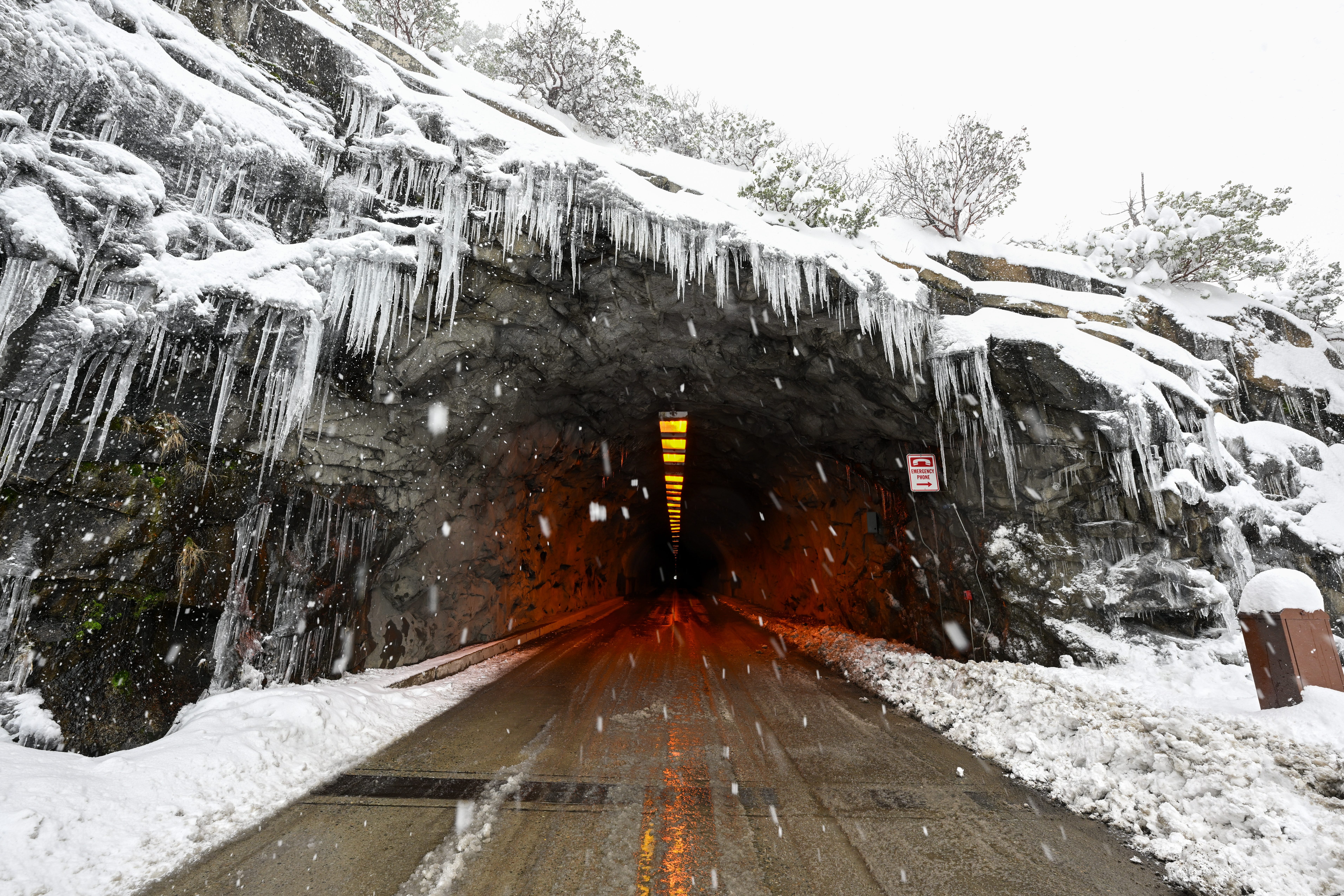 Der Wawona-Tunnel wird am 23. Februar 2023 als Schneedecke im Yosemite-Nationalpark in Kalifornien, USA, gesehen, als in Kalifornien ein Wintersturm alarmiert wurde.