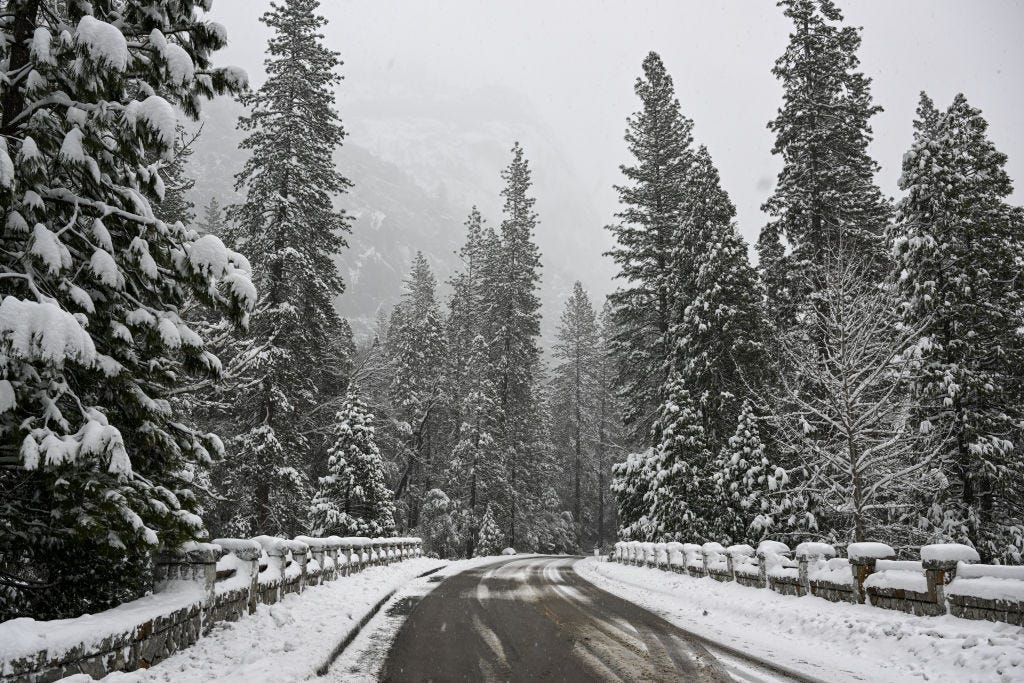 Schnee bedeckte am 23. Februar 2023 den Yosemite-Nationalpark in Kalifornien, USA, als ein Wintersturm in Kalifornien alarmiert wurde.