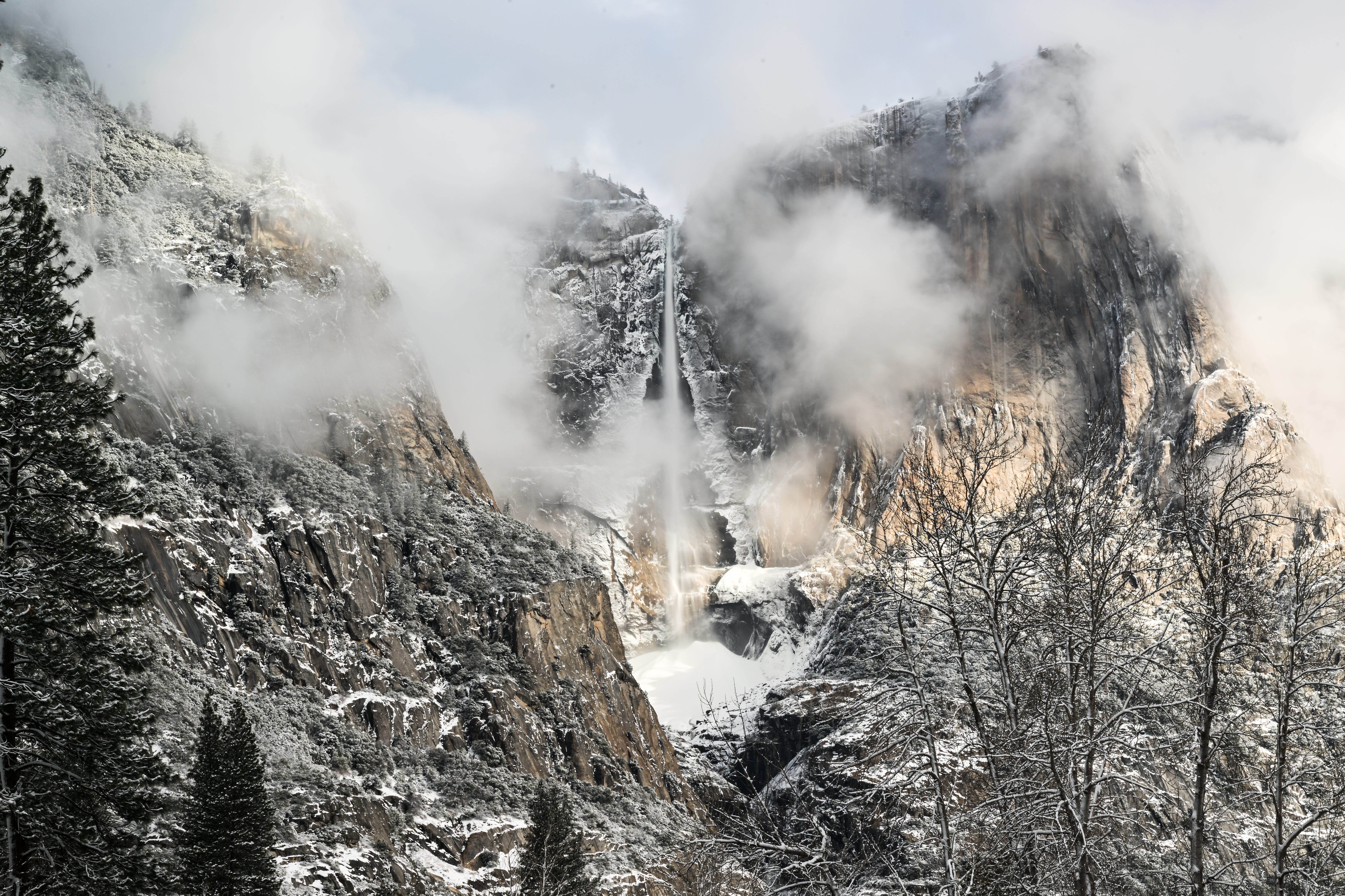Ein Blick auf die Yosemite-Fälle, als Schnee den Yosemite-Nationalpark in Kalifornien, USA, am 22. Februar 2023 bedeckte.