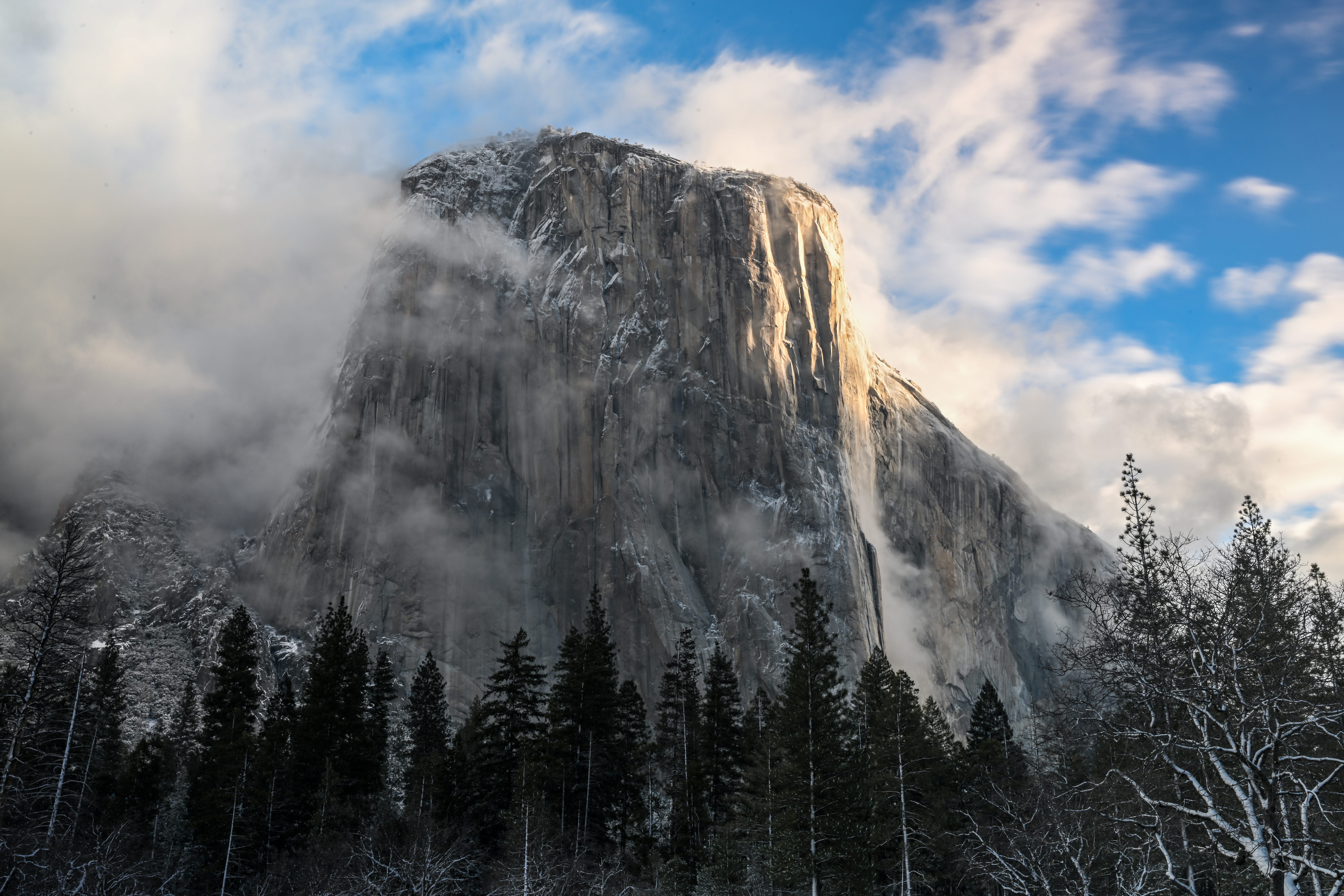 Ein Blick auf El Capitan, als Schnee den Yosemite-Nationalpark in Kalifornien, USA, am 22. Februar 2023 bedeckte.