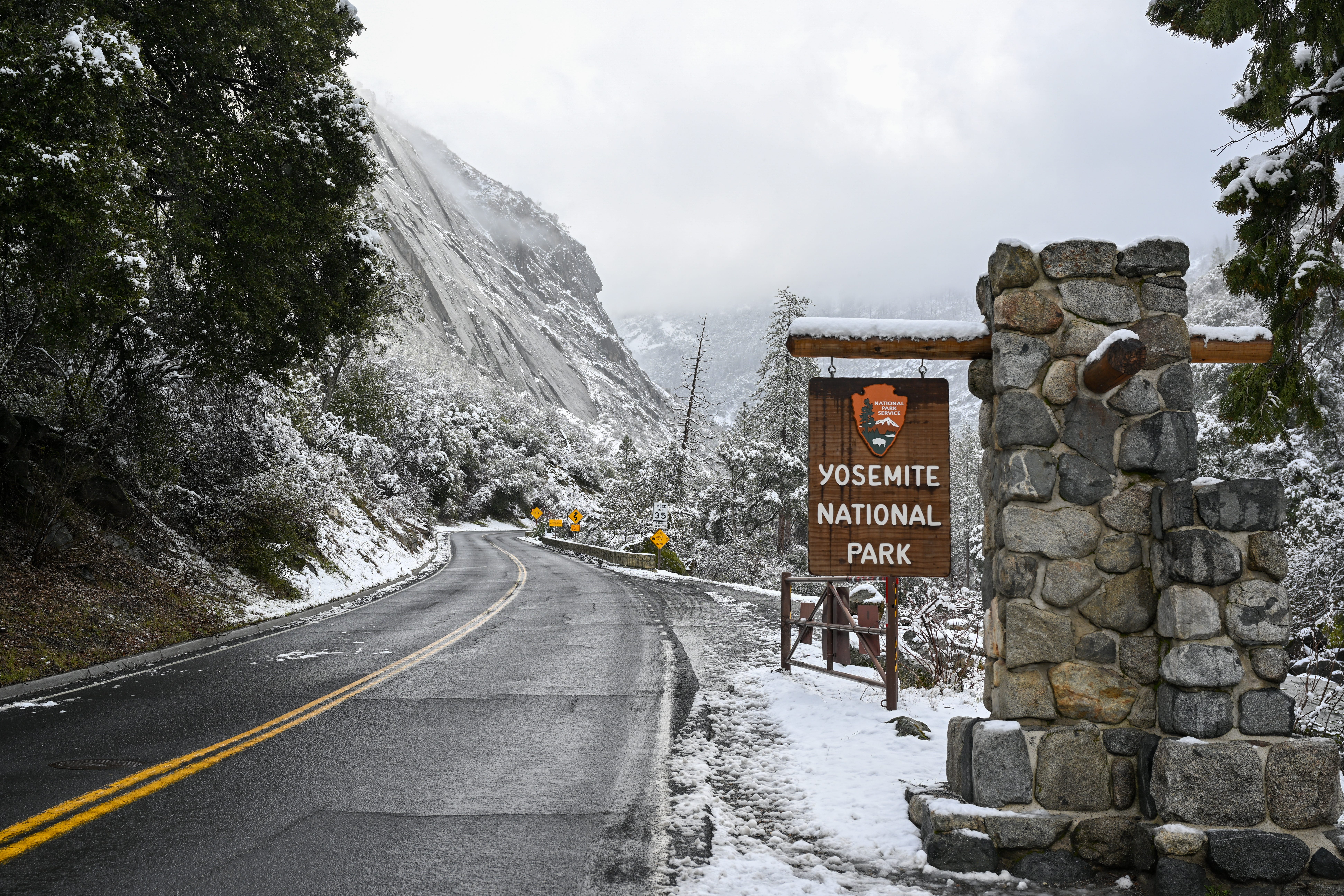 Ein Willkommensschild wird am 23. Februar 2023 als Schneedecke im Yosemite-Nationalpark in Kalifornien, USA, gesehen