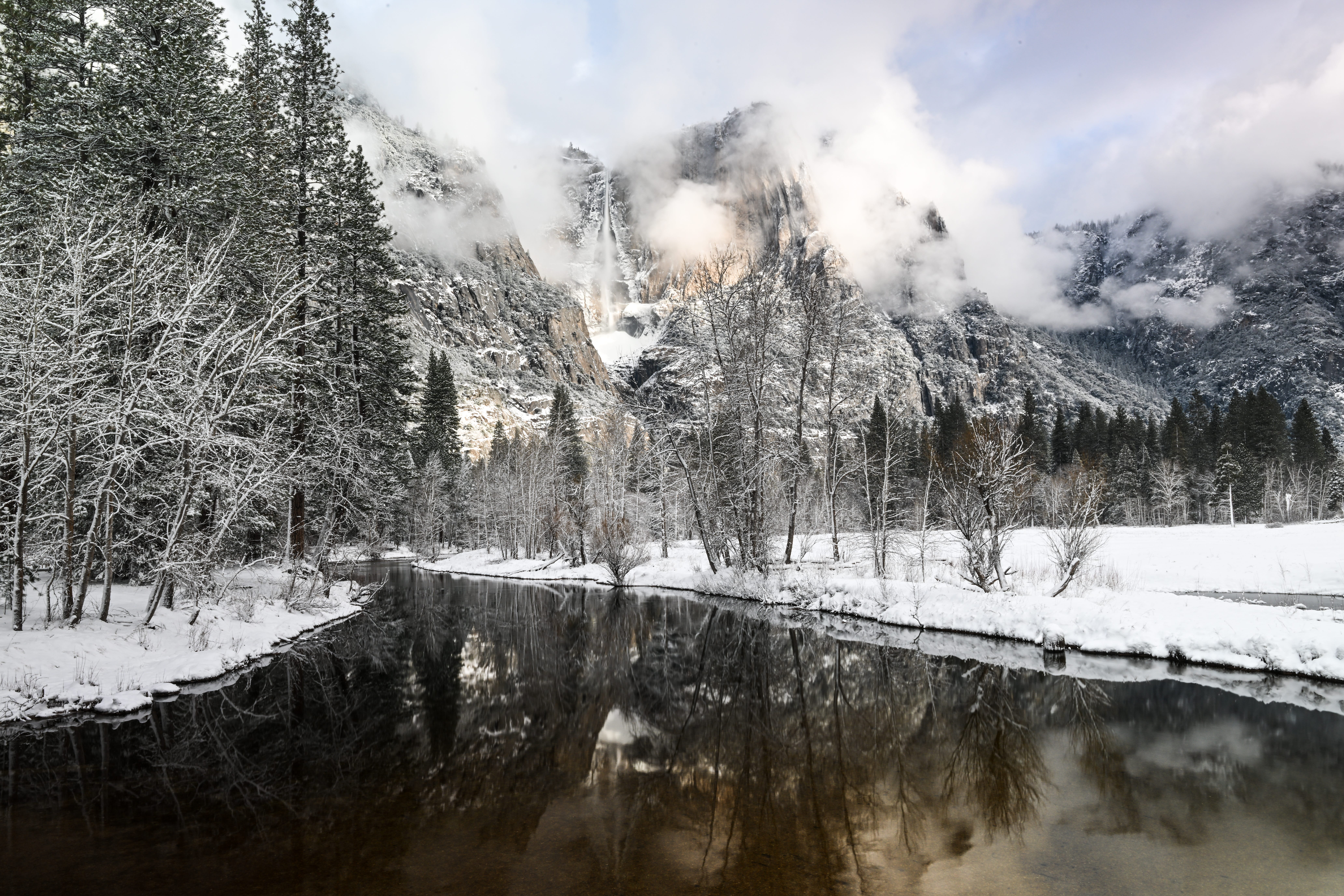 Yosemite Falls wird mit Reflexion gesehen, als Schnee den Yosemite-Nationalpark in Kalifornien, USA, am 22. Februar 2023 bedeckte.